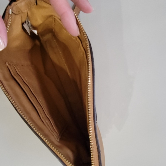 Coach small crossbody with adjustable strap - Picture 4 of 4